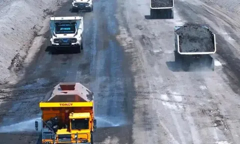 Phát hiện 100 xe tải không người lái, không buồng lái hoạt động liên tục 24/7 suốt hơn 180 ngày, bí mật khai thác 1 kho báu lộ thiên