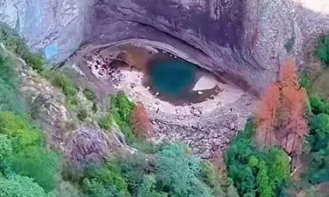 "Mắt rồng" đột ngột xuất hiện giữa núi đá, người dân nô nức kéo đến kiểm chứng