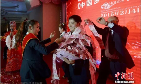 Thưởng Tết gây "sốt”: Đếm được bao nhiêu tiền, "đút túi" bấy nhiêu