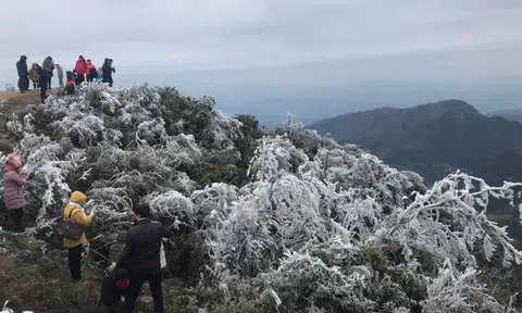 Miền Bắc “đóng băng” trong rét đậm, không khí lạnh cực mạnh tiếp tục dồn xuống Trung Bộ