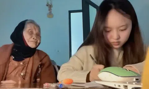 Clip bà nội ngồi bên cả buổi ngắm cháu học bài khiến dân mạng rưng rưng