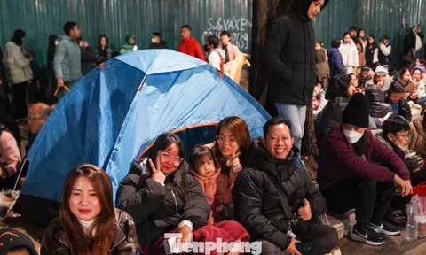 Người dân đổ về Mỹ Đình chờ xem pháo hoa mừng thành công Đại hội Đảng