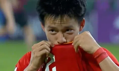 Đẹp vô cùng: Thanh Nhàn hôn lá cờ Tổ quốc, ăn mừng cú sút quyết định giúp U23 Việt Nam giành hạng 3 châu Á