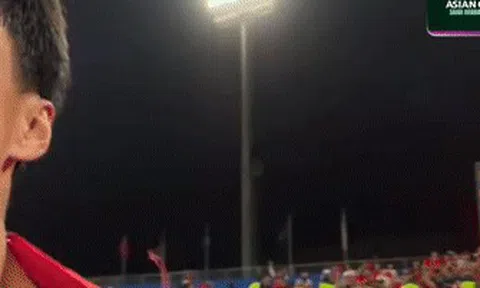 Vừa thương vừa cười khoảnh khắc Lý Đức cõng Hiểu Minh đang chấn thương lao vào sân mừng U23 Việt Nam giành HCĐ châu Á