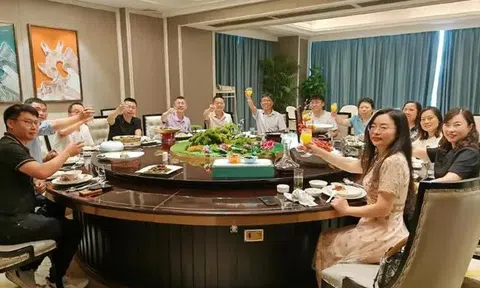 Đi họp lớp sau 10 năm, hễ định gắp đồ ăn thì bị xoay mâm: Tôi rời nhóm chat khi vô tình nhìn vào điện thoại bạn cũ