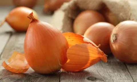 Vì sao không nên vứt bỏ vỏ hành tây?