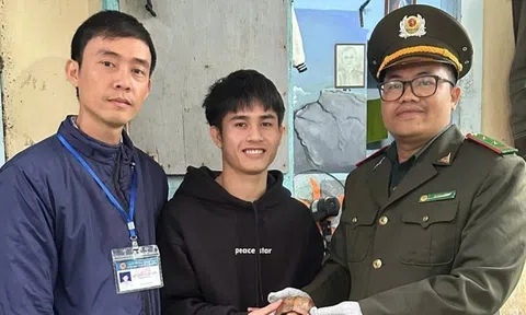 Con vật lạ bò vào phòng trọ, nam sinh báo kiểm lâm mới biết là loài quý hiếm