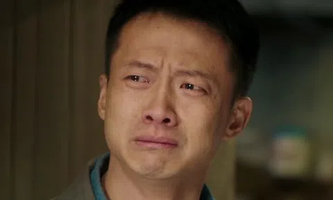 8 năm cày cuốc gửi hơn 2 tỷ về báo hiếu, chàng trai chết đứng khi nhà bố mẹ vẫn dột nát: Camera ngân hàng tiết lộ sự thật không ngờ