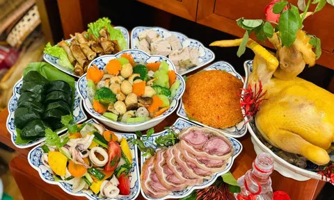 Vì sao mâm cỗ Tết không thể thiếu gà luộc nguyên con?