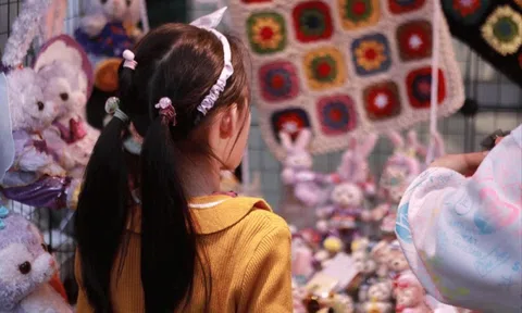 Sự khác biệt “một trời một vực” giữa trẻ có và không có tiền tiêu vặt từ nhỏ