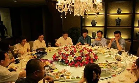 38 tuổi về quê họp lớp, gặp lại lớp trưởng lương 80 triệu/tháng, tôi nhận ra mình kiếm ít tiền nhưng giàu hơn