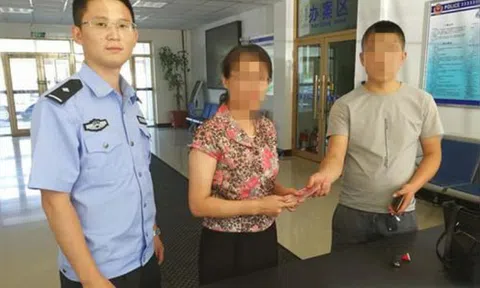 Phát hiện hơn 23 triệu đồng tiền mặt nằm chơ vơ ở khay tiền của cây ATM bị lấy mất, công an đề nghị ngân hàng hỗ trợ xác minh