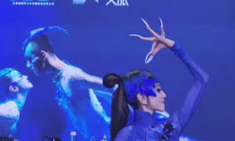 'Khổng tước' Dương Lệ Bình múa cực điêu luyện ở họp báo khi vừa đến Việt Nam