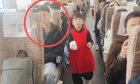 Bức ảnh đang gây tranh cãi: Đứa trẻ tự tin, dũng cảm hay cha mẹ thiếu tế nhị, không nhắc nhở con ở nơi công cộng?