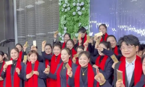 Công ty thưởng Tết cho nhân viên bằng vàng 9999: Tổng số tiền khi nhân lên gây choáng