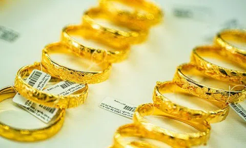 Sau gần một thập kỷ mua vàng, tôi nhận ra điều đáng sợ nhất không phải giá