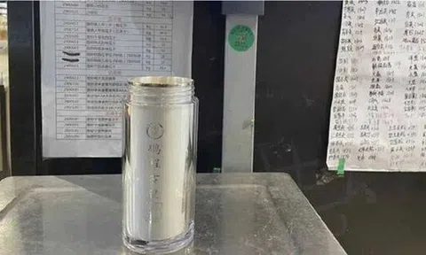 Mua nhẫn kim cương được tặng bình giữ nhiệt bạc nguyên chất, 3 năm sau kim cương mất giá 90% còn quà tặng kèm giá trị gấp 3