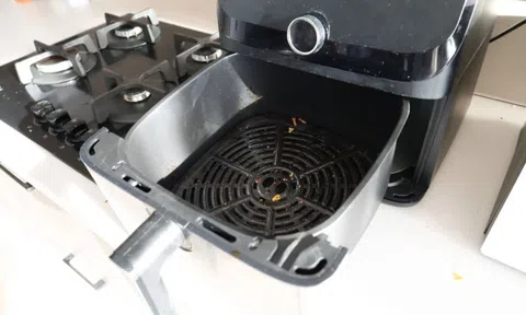 Nồi chiên không dầu sạch như mới sau khi được vệ sinh bằng 2 thứ - không cần tốn sức chà rửa