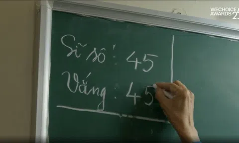 "Sĩ số 45. Vắng 45" - Câu chuyện phía sau hai dòng chữ trên góc bảng lớp học khiến tất cả lặng đi