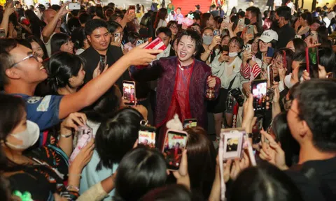 Khoảnh khắc nghệ sĩ chung vui trong vòng tay người hâm mộ tại Lễ trao giải Mai Vàng