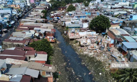 Chùm ảnh: Rạch Xuyên Tâm ở Tp.HCM vào “guồng” giải tỏa