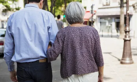 Câu chuyện người đàn ông sống cùng mẹ 80 tuổi khiến ai đọc xong cũng suy nghĩ: Có một kiểu cha mẹ bất công đến vô lý thế này!