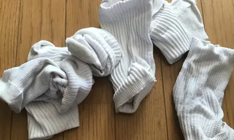 Giặt tất lộn trái hay lộn phải mới đúng?