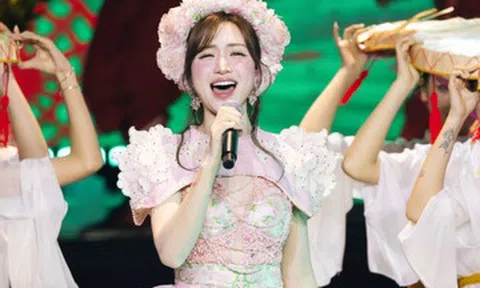 Ca sĩ Hòa Minzy 'phục thù' sau sự cố