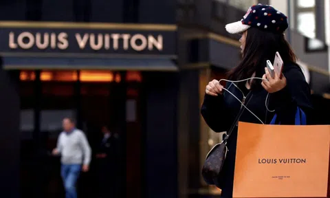 'Ông chủ' Louis Vuitton, Dior báo doanh số vượt kỳ vọng