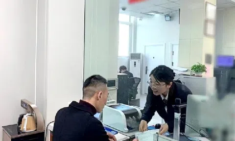 Phát hiện người đàn ông rút 485 triệu đồng để mua vàng mừng cưới em họ, nhân viên ngân hàng lập tức báo cảnh sát: "Anh không được phép làm vậy”