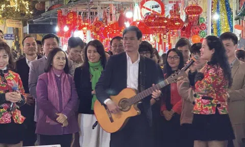 Khoảnh khắc bất ngờ, Bí thư Tỉnh ủy trình diễn ghi ta, đệm hát giữa phố đi bộ