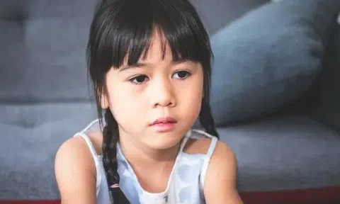 Tình trạng "nghèo khó" của một gia đình bắt nguồn từ 3 thói quen xấu này; dù không thiếu tiền, cuộc sống của họ vẫn rất rối ren