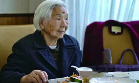 Cụ bà 101 tuổi thường xuyên thức đến 2h sáng xem tivi, thích ăn vặt: Con gái tiết lộ bí quyết trường thọ “lợi hại”