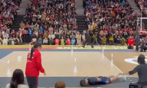 Đang viral màn xin lỗi độc lạ của VĐV Nhật Bản sau sự cố ném bóng trúng cô bé ngoài đường biên