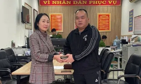 Phát hiện 2 cây vàng, 1 thẻ ngân hàng có 300 triệu đồng ngay trước cổng Công an tỉnh