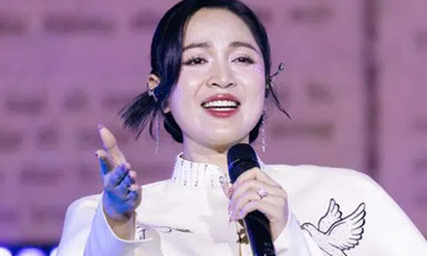 'Ca sĩ tỷ view' Duyên Quỳnh xin lỗi vì hát nhép ở Lễ trao giải Làn sóng xanh