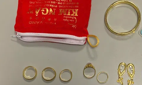 Phát hiện có người bỏ quên túi xách chứa nhiều trang sức vàng trị giá 100 triệu đồng tại sân bay