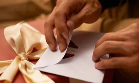 Tết nguyên đán sắp tới, có nên biếu quà cho sếp hay không? Người EQ cao hành động tinh tế, được lòng cấp trên