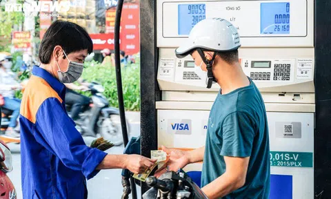 Giá xăng giảm, dầu tăng