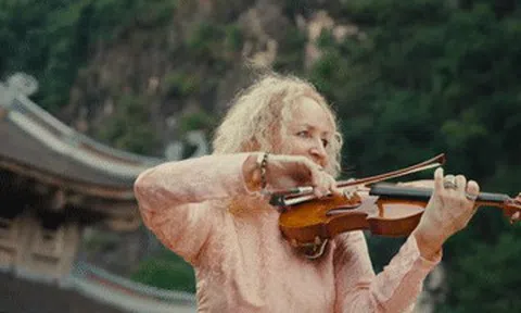 Secret Garden mặc áo dài chơi đàn trong khung cảnh đẹp như tranh vẽ tại Ninh Bình