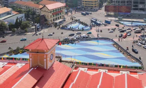 Vì sao có tạo hình sóng nước trước chợ Bến Thành?