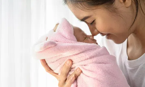 Vừa sinh con đã thấy cảnh thiếu trước hụt sau, con rể "cầu cứu" mẹ vợ, bà liền xách va li đến ở một tháng và kết quả bất ngờ