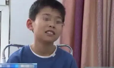 Cậu bé nhặt được túi tiền hơn 900 triệu đồng nhưng người đánh rơi nói "Tôi chỉ làm mất hơn 70 triệu", sự thật được hé lộ quá bất ngờ!