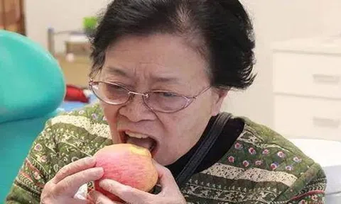 Người phụ nữ 50 tuổi kiên trì đánh răng bằng nước muối: Sau 1 năm, kết quả khám răng khiến cả nhà giật mình