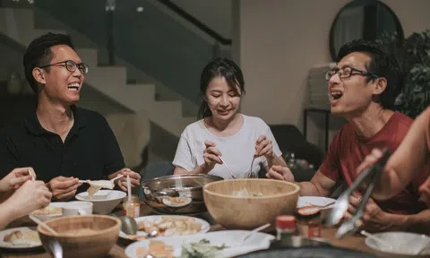 Đi tiệc cuối năm, tụ họp gia đình, thường xuyên làm 3 việc sau là biểu hiện của người EQ thấp