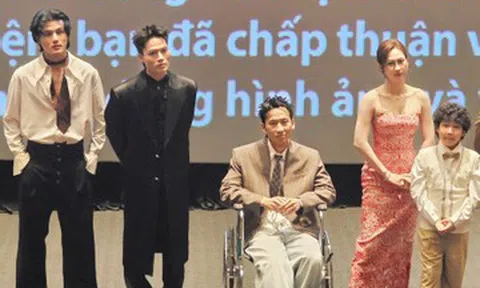 Diễn viên đóng phim nghìn tỷ đổi đời nhờ Trấn Thành phải ngồi xe lăn đến họp báo