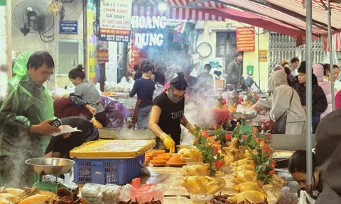 Ngày 22 tháng Chạp: Chợ Hàng Bè đông không lối thoát bất chấp mưa rét, "điểm nóng" vẫn là khu hàng gà luộc!