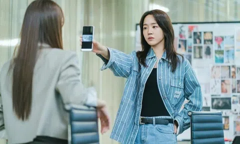 Khi đồng nghiệp hỏi mỉa: “Thưởng nhiều thế sao không khao?”, người EQ thấp tức tối còn người EQ cao chỉ đáp một câu mà đối phương ngượng chín mặt