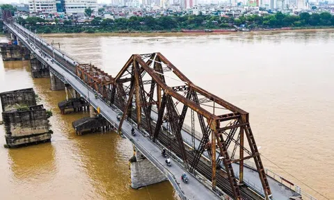 Thông tàu qua cầu Long Biên sau hơn 1 tuần gián đoạn