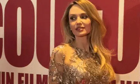 Diễn viên Angelina Jolie diện váy xuyên thấu, đẹp ngút ngàn ở tuổi 51